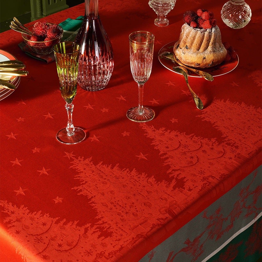 Cadeaux De Noel Rouge Jacquard Tablecloth, Stain-Resistant Cotton - Royalties